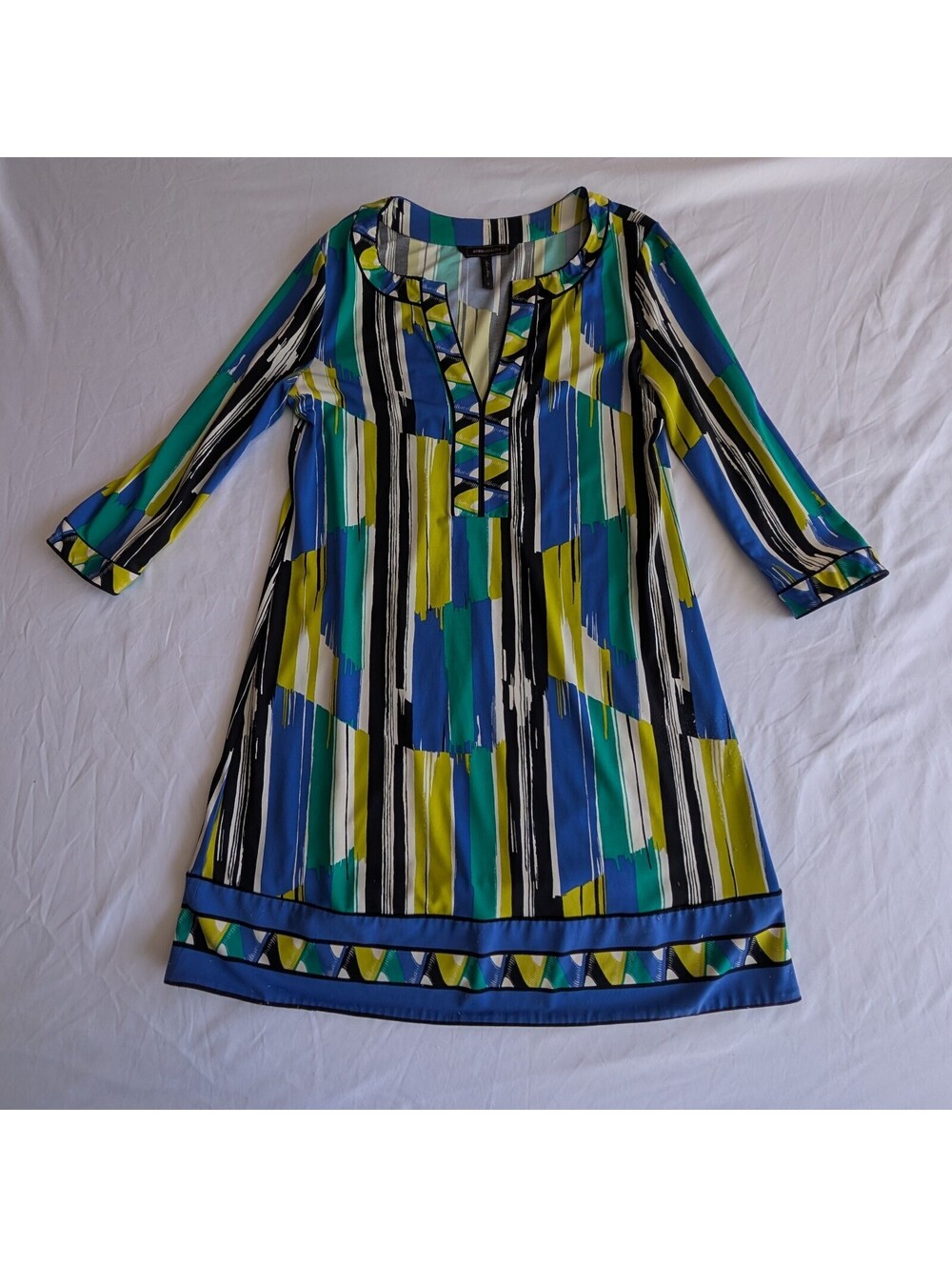 BCBGMAXAZRIA Multicolor Geometric Shift Dress S Knee Length 3/4 Sleeve V-Neck
